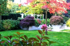 Wohngarten mit hochwertigen Materialien (chinesischer Granit), Brunnen und Gehölzen